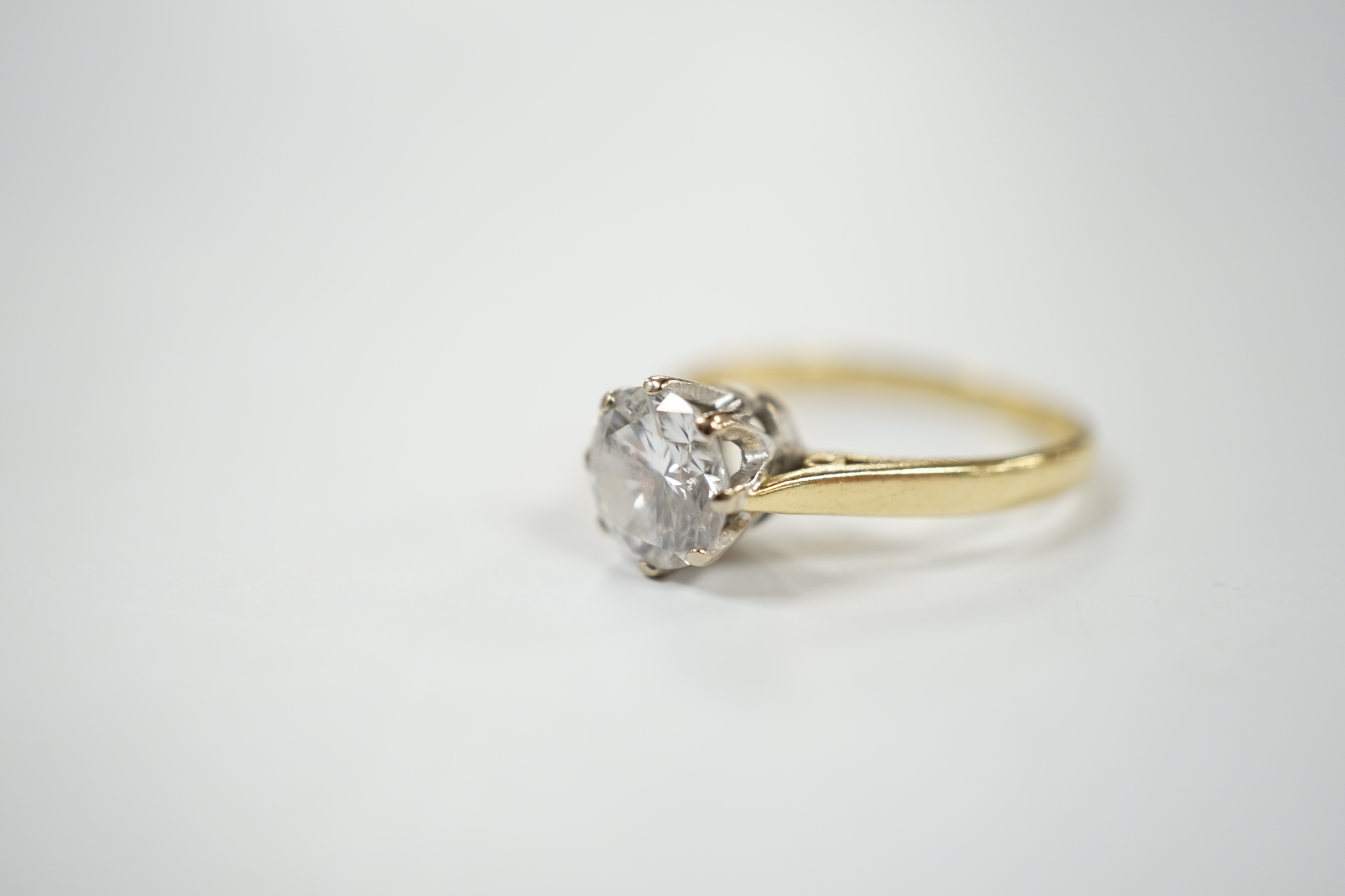 A modern 18ct gold and solitaire diamond set ring, size K/L, gross weight 2.7 grams